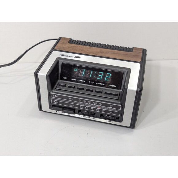 AS-IS Transonic digital radio clock am/fm model 16E2 faux wood body - Picture 2 of 10